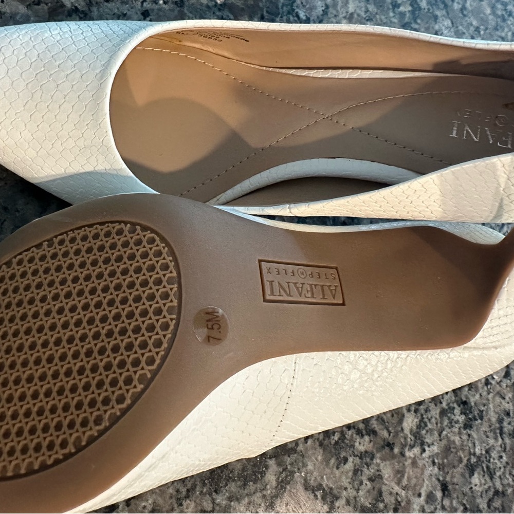 Elegant White Women's Heels - Picture 6 of 9